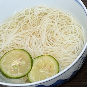 冷たいかぼす素麺